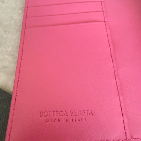 Bottega Veneta BV Pink Large Weave Intrecciato Leather Passport Holder - Picture 3 of 10